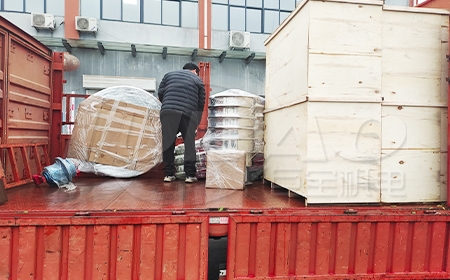青島客戶訂購(gòu)的真空上料機(jī)、旋振篩已上車，準(zhǔn)備發(fā)貨